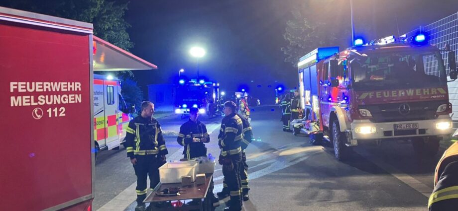 Nächtlicher Gefahrguteinsatz: Chlorgasaustritt im Schwimmbad Guxhagen Nächtlicher Gefahrguteinsatz: Chlorgasaustritt im Schwimmbad Guxhagen