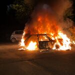 Anwohner hören Explosionen – Fahrzeuge stehen in Vollbrand