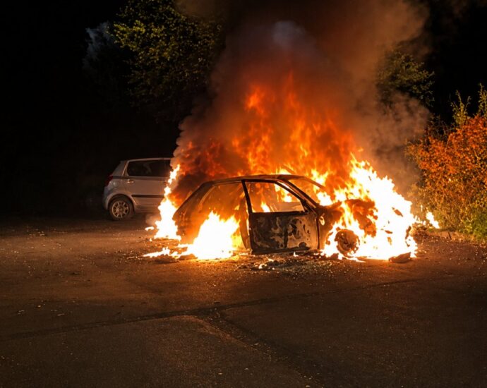 Anwohner hören Explosionen – Fahrzeuge stehen in Vollbrand