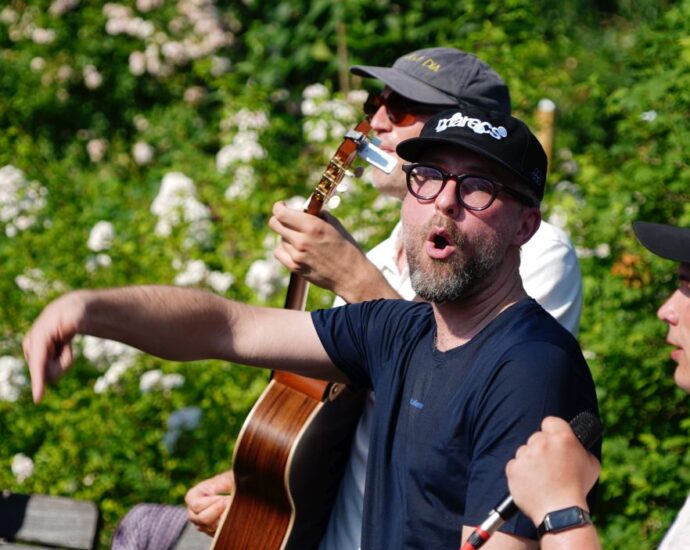 Überraschung vor Konzert in Kassel: Mark Forster nimmt Einladung zum Lauf und Kuchen an
