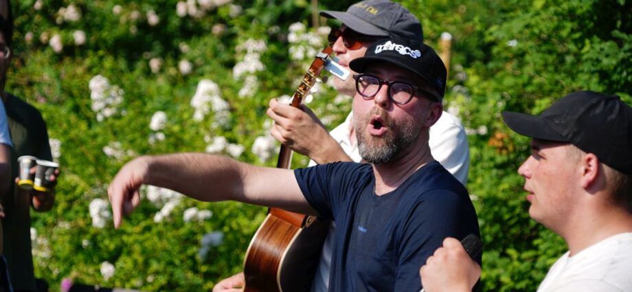 Überraschung vor Konzert in Kassel: Mark Forster nimmt Einladung zum Lauf und Kuchen an