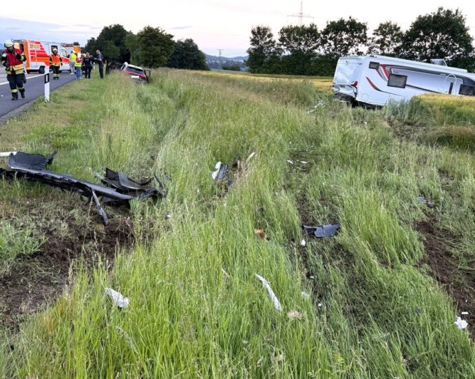 KS: Kollision mit Wohnwagen-Gespann: Vier Verletzte auf der A7