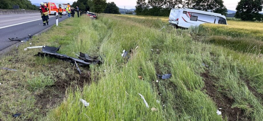 KS: Kollision mit Wohnwagen-Gespann: Vier Verletzte auf der A7 KS: Kollision mit Wohnwagen-Gespann: Vier Verletzte auf der A7