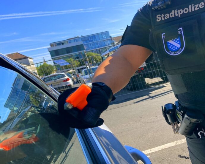 Schon mehrere Notrufe: Feuerwehr Kassel warnt vor Hitzefalle Auto