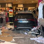 Marburg: Auto durchbricht Schaufensterscheibe und landet in Ladengeschäft