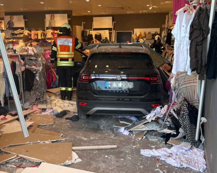 Marburg: Auto durchbricht Schaufensterscheibe und landet in Ladengeschäft