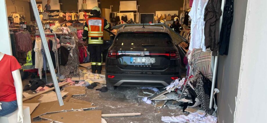 Marburg: Auto durchbricht Schaufensterscheibe und landet in Ladengeschäft