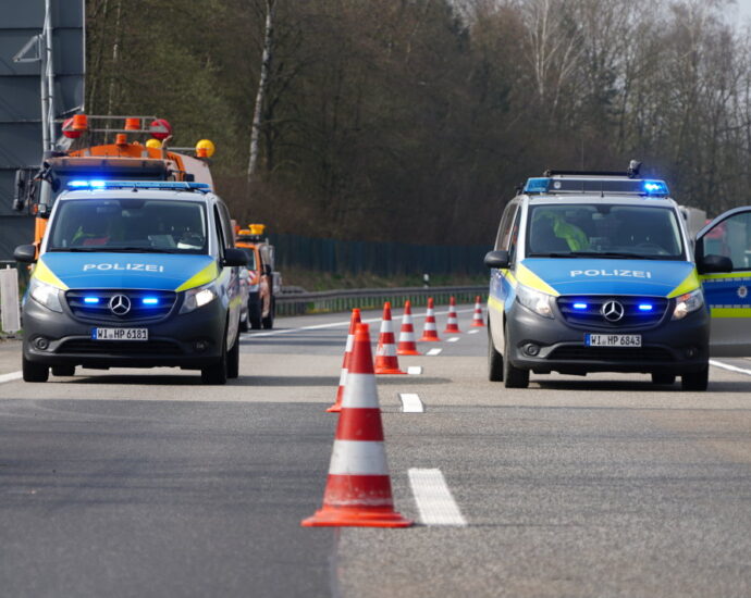 Schwerer Unfall nach Panne auf A44 bei Zierenberg – Polizei fahndet nach flüchtigem Lkw