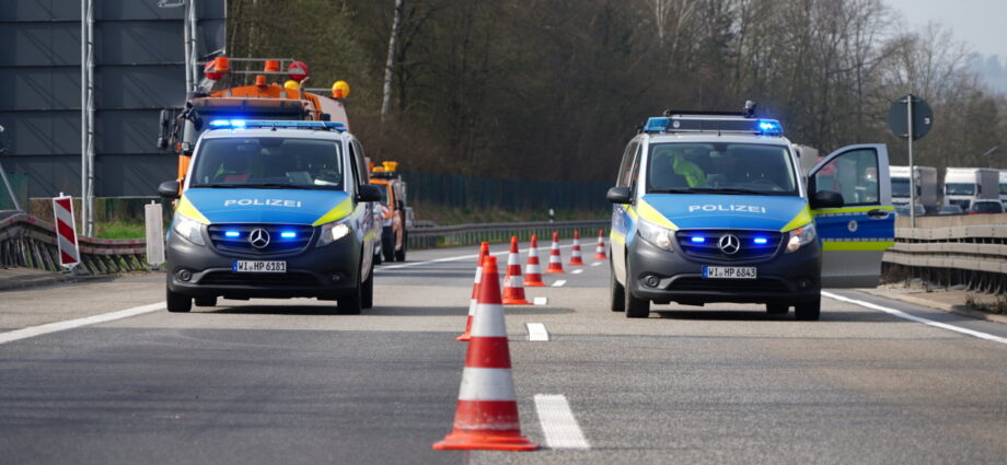 Schwerer Unfall nach Panne auf A44 bei Zierenberg – Polizei fahndet nach flüchtigem Lkw Schwerer Unfall nach Panne auf A44 bei Zierenberg – Polizei fahndet nach flüchtigem Lkw