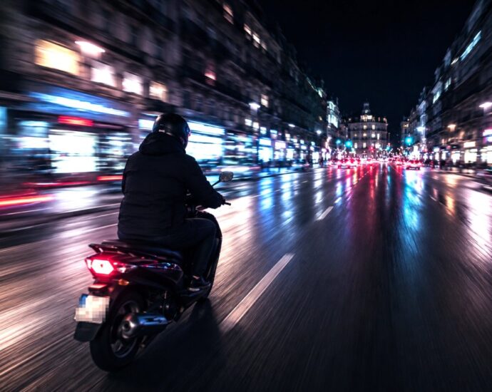 Nächtlicher Motorroller-Lärm endet in Gewalt: Anwohner in Melsungen mit Helm angegriffen