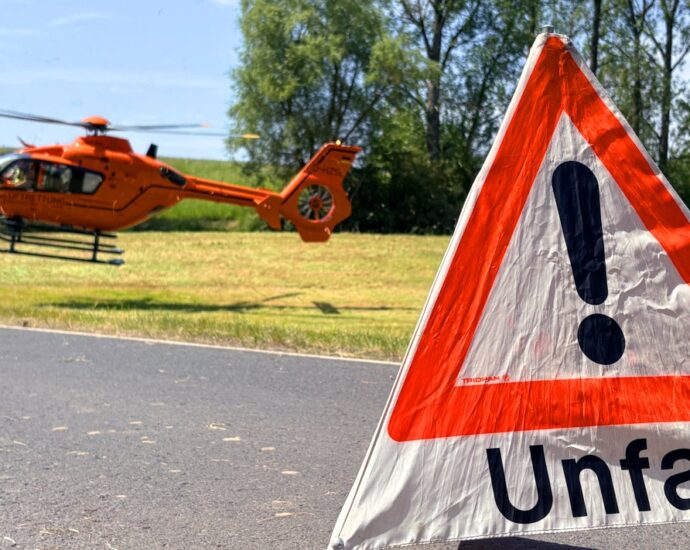 Waldkappel: Auto streift Radfahrer und überschlägt sich – Rettungshubschrauber im Einsatz