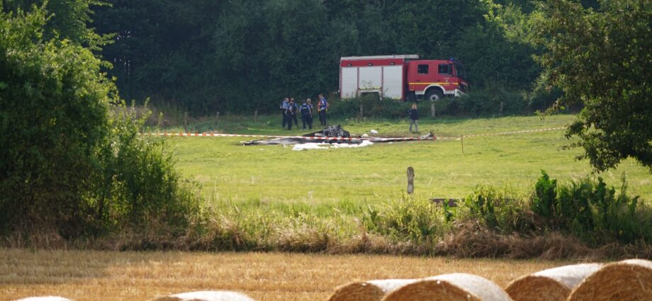 Eine Person kommt bei Flugzeugabsturz in Mengeringhausen ums Leben Eine Person kommt bei Flugzeugabsturz in Mengeringhausen ums Leben