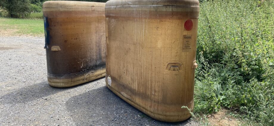 Herborn: Zwei Heizöltanks illegal entsorgt – Polizei sucht Zeugen Herborn: Zwei Heizöltanks illegal entsorgt – Polizei sucht Zeugen