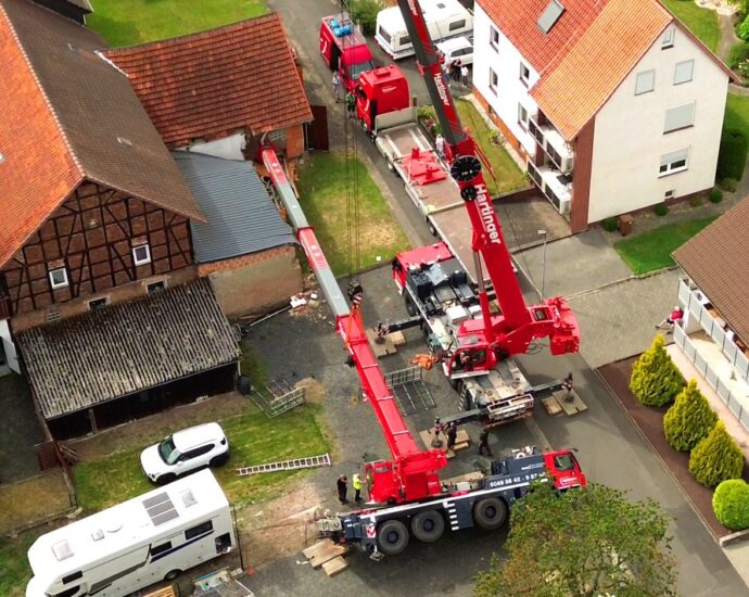 Autokran kippt nach Einsatz in Baunatal um