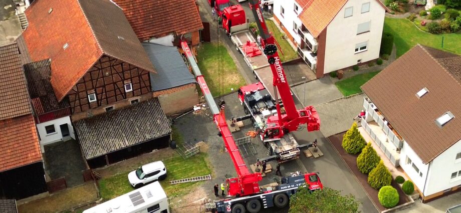 Autokran kippt nach Einsatz in Baunatal um