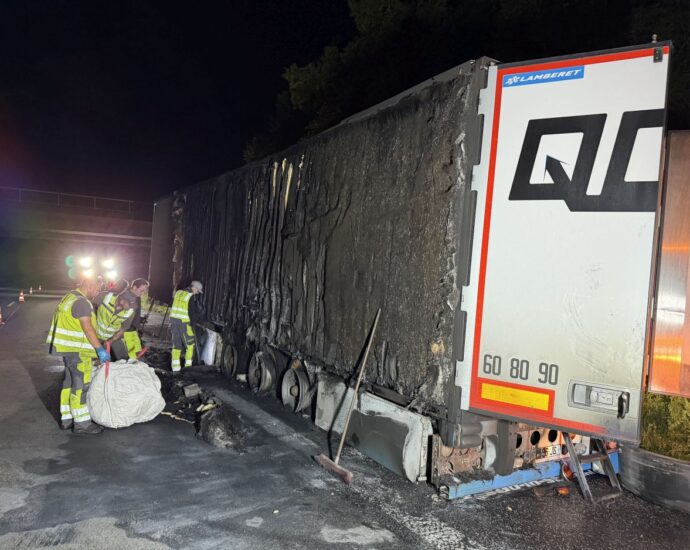 22 Tonnen Milch: Aufwendige Lösch- und Bergungsarbeiten nach Auflieger-Brand auf der A49 22 Tonnen Milch: Aufwendige Lösch- und Bergungsarbeiten nach Auflieger-Brand auf der A49