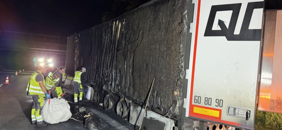 22 Tonnen Milch: Aufwendige Lösch- und Bergungsarbeiten nach Auflieger-Brand auf der A49
