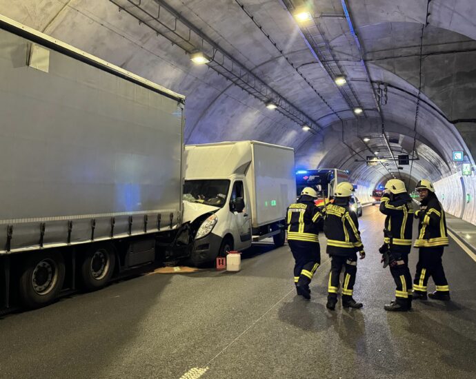 HeLi: Hunderte Meter mitgeschleift – Zwei Verletzte bei Lkw-Unfall auf A44