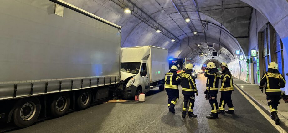 HeLi: Hunderte Meter mitgeschleift – Zwei Verletzte bei Lkw-Unfall auf A44