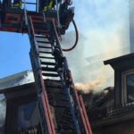 Flammen greifen auf Dach über: Sechs Verletzte bei Brand in Frankfurt