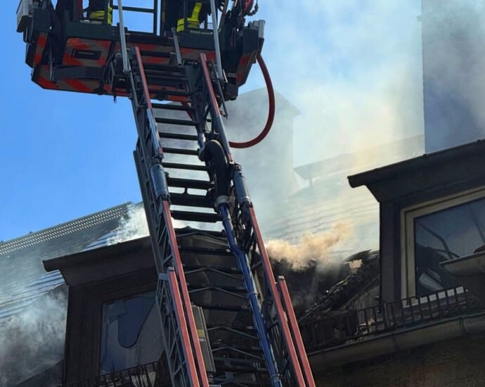 Flammen greifen auf Dach über: Sechs Verletzte bei Brand in Frankfurt