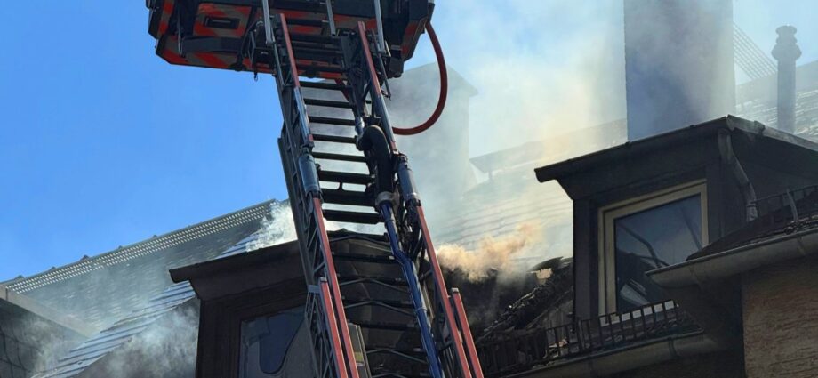 Flammen greifen auf Dach über: Sechs Verletzte bei Brand in Frankfurt Flammen greifen auf Dach über: Sechs Verletzte bei Brand in Frankfurt