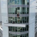 Dramatischer Einsatz am Frankfurter Hochhaus: Zwei Fassadenreiniger in 240 Metern Höhe gerettet