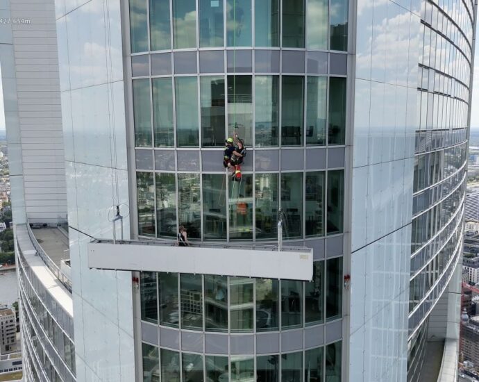 Dramatischer Einsatz am Frankfurter Hochhaus: Zwei Fassadenreiniger in 240 Metern Höhe gerettet