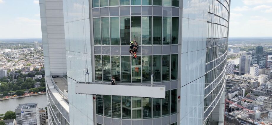 Dramatischer Einsatz am Frankfurter Hochhaus: Zwei Fassadenreiniger in 240 Metern Höhe gerettet Dramatischer Einsatz am Frankfurter Hochhaus: Zwei Fassadenreiniger in 240 Metern Höhe gerettet