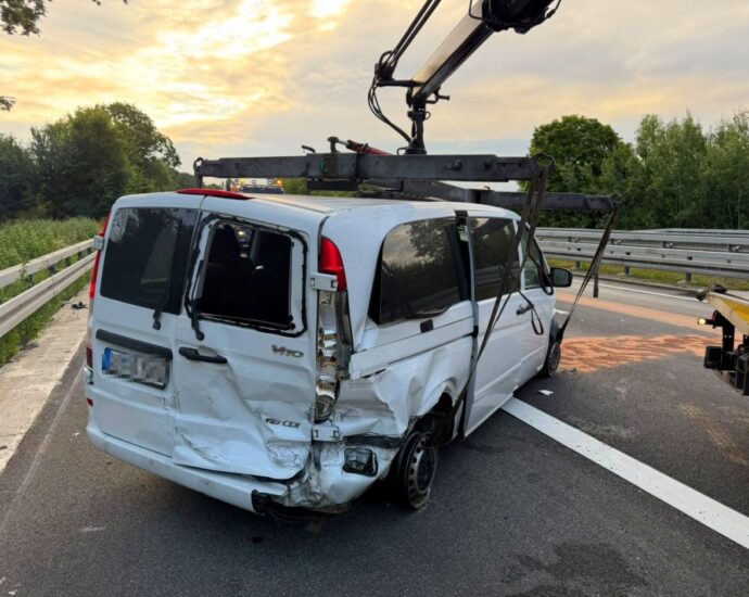 Nach Reifenplatzer auf der A49: Mitfahrer aus Kleinbus geschleudert