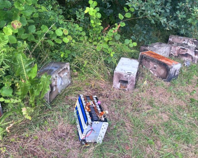 Unbekannte entsorgen mehrere Hybrid-Batterien an Landstraße bei Gelnhausen