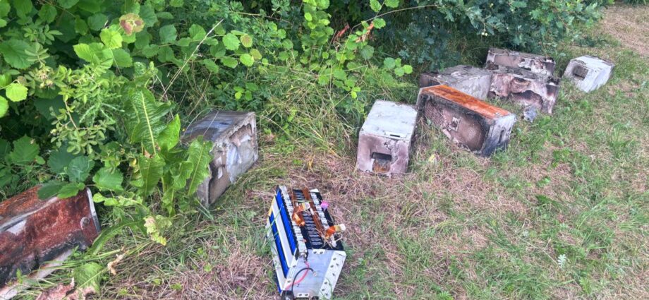Unbekannte entsorgen mehrere Hybrid-Batterien an Landstraße bei Gelnhausen