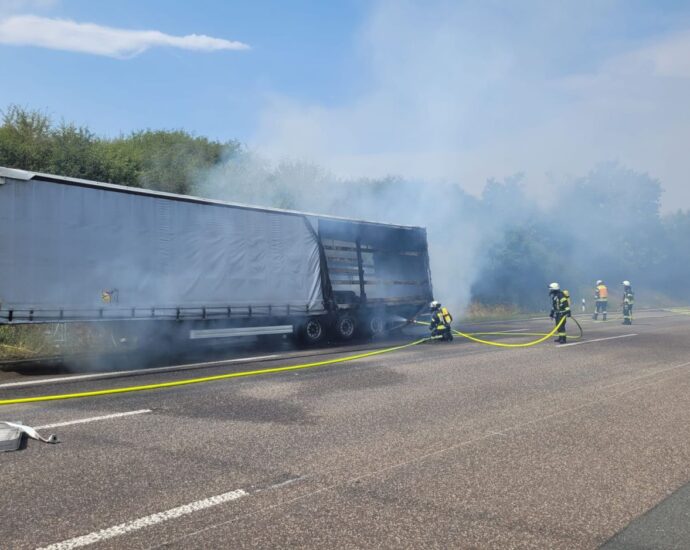 Auflieger gerät auf der A7 bei Guxhagen in Brand
