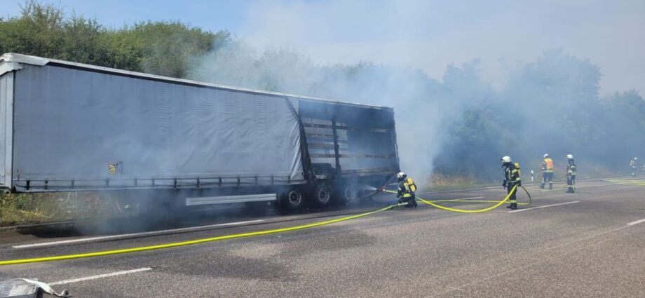 Auflieger gerät auf der A7 bei Guxhagen in Brand