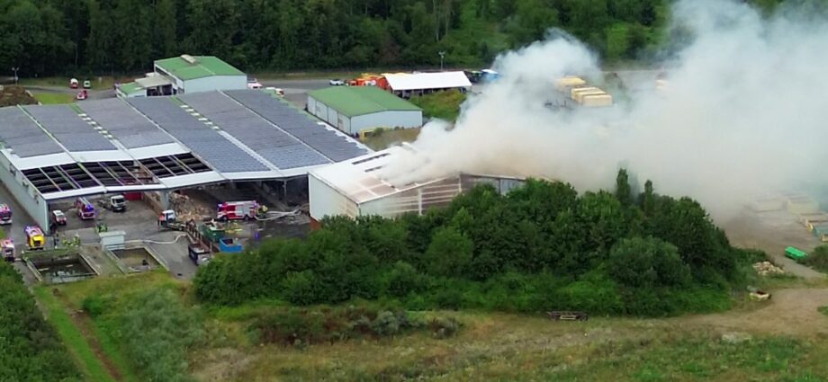 Aufwendige Löscharbeiten nach Brand auf Mülldeponie in Hofgeismar Aufwendige Löscharbeiten nach Brand auf Mülldeponie in Hofgeismar