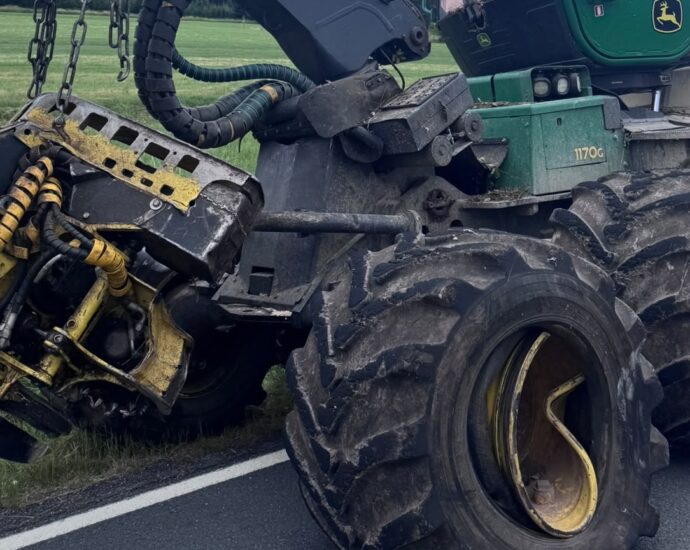 Großalmerode: Verkehrsunfall auf der K42 – Pkw kollidiert mit landwirtschaftlichem Gerät