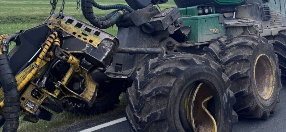Großalmerode: Verkehrsunfall auf der K42 – Pkw kollidiert mit landwirtschaftlichem Gerät