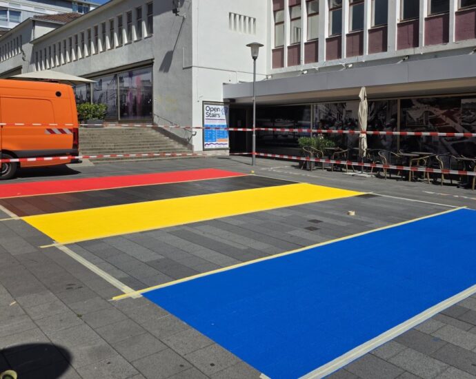 Kassel setzt ein buntes Zeichen: Toleranzstreifen in der Fußgängerzone