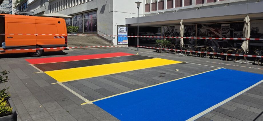 Kassel setzt ein buntes Zeichen: Toleranzstreifen in der Fußgängerzone