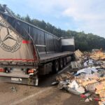 LKW mit 20 Tonnen Lebensmitteln auf A7 umgekippt