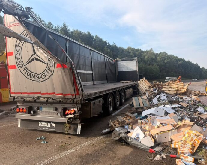 LKW mit 20 Tonnen Lebensmitteln auf A7 umgekippt