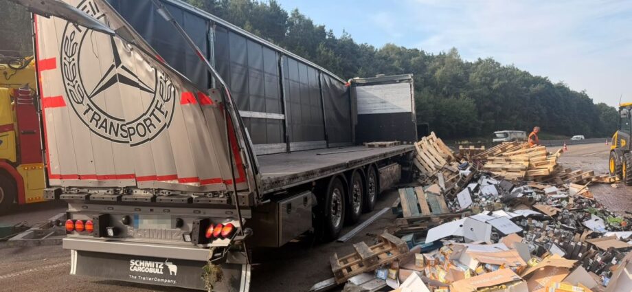 LKW mit 20 Tonnen Lebensmitteln auf A7 umgekippt LKW mit 20 Tonnen Lebensmitteln auf A7 umgekippt