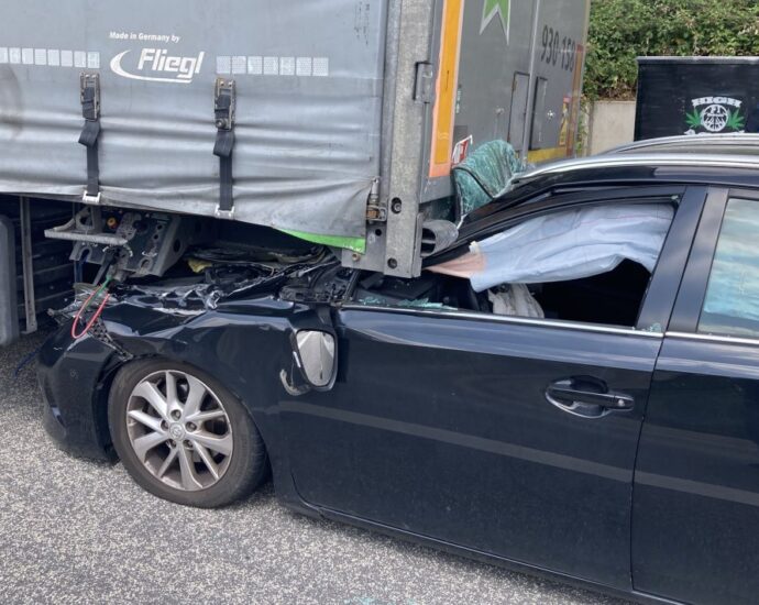 Ungebremst unter Sattelzug: Zwei Insassen bleiben auf A3 unverletzt Ungebremst unter Sattelzug: Zwei Insassen bleiben auf A3 unverletzt