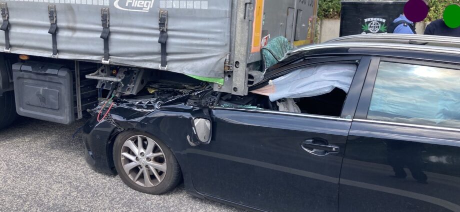 Ungebremst unter Sattelzug: Zwei Insassen bleiben auf A3 unverletzt