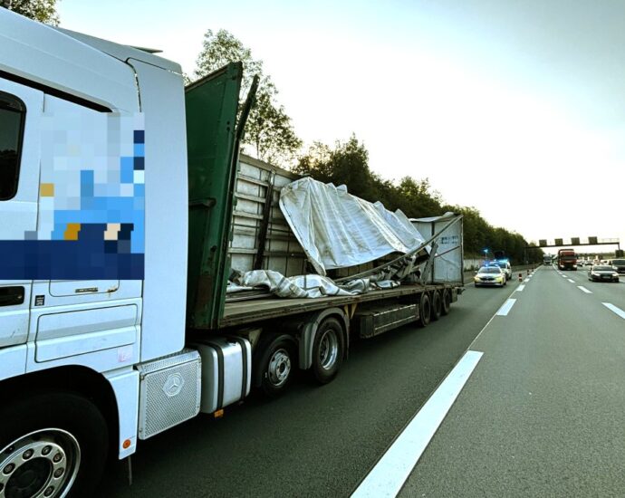 Leerer Tank stoppt Schrottauflieger auf der A3