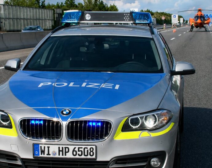Wohnmobil prallt in Pannenfahrzeug – Frau kommt auf der A3 ums Leben