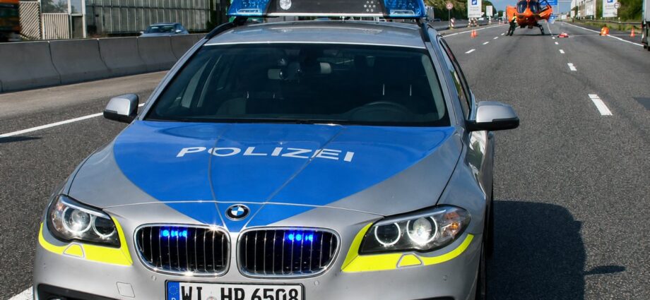 Wohnmobil prallt in Pannenfahrzeug – Frau kommt auf der A3 ums Leben