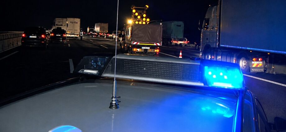 Geisterfahrer-Unfall auf der A45: Zwei Tote, drei Kinder in Lebensgefahr Geisterfahrer-Unfall auf der A45: Zwei Tote, drei Kinder in Lebensgefahr