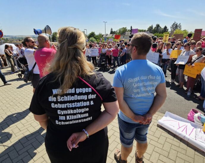 Rund 300 Menschen demonstrierten für den Erhalt der Geburtshilfe in Schwalmstadt