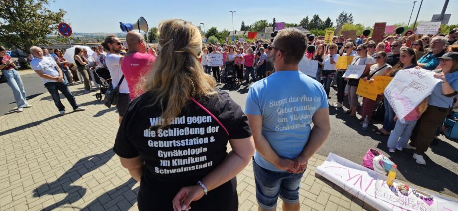 Rund 300 Menschen demonstrierten für den Erhalt der Geburtshilfe in Schwalmstadt Rund 300 Menschen demonstrierten für den Erhalt der Geburtshilfe in Schwalmstadt